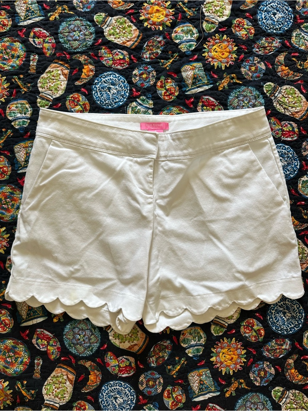 White Scallop Hem Women’s Shorts EUC